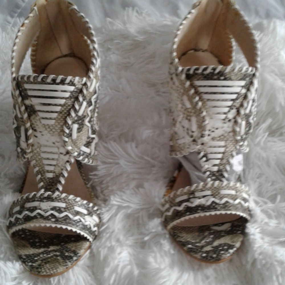 High heeled shoes, zipped back olive color mixed